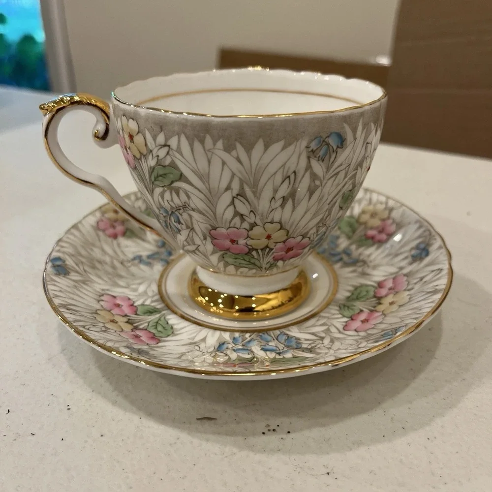 ABJ ROYAL CRAFTON TEA CUP WITH SAUCER ENGLAND - PORCELAIN FLOWERS SPRING 8441